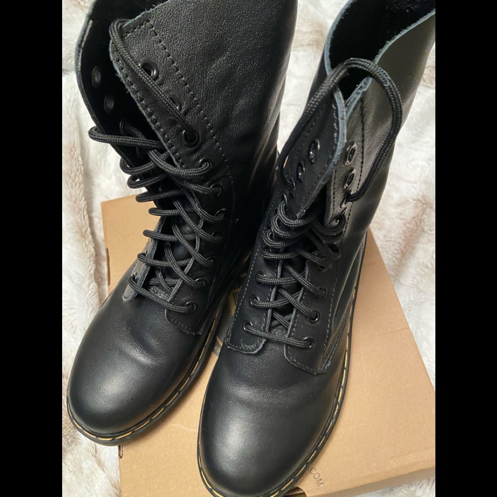 Like new dr. martens women’s sz 10